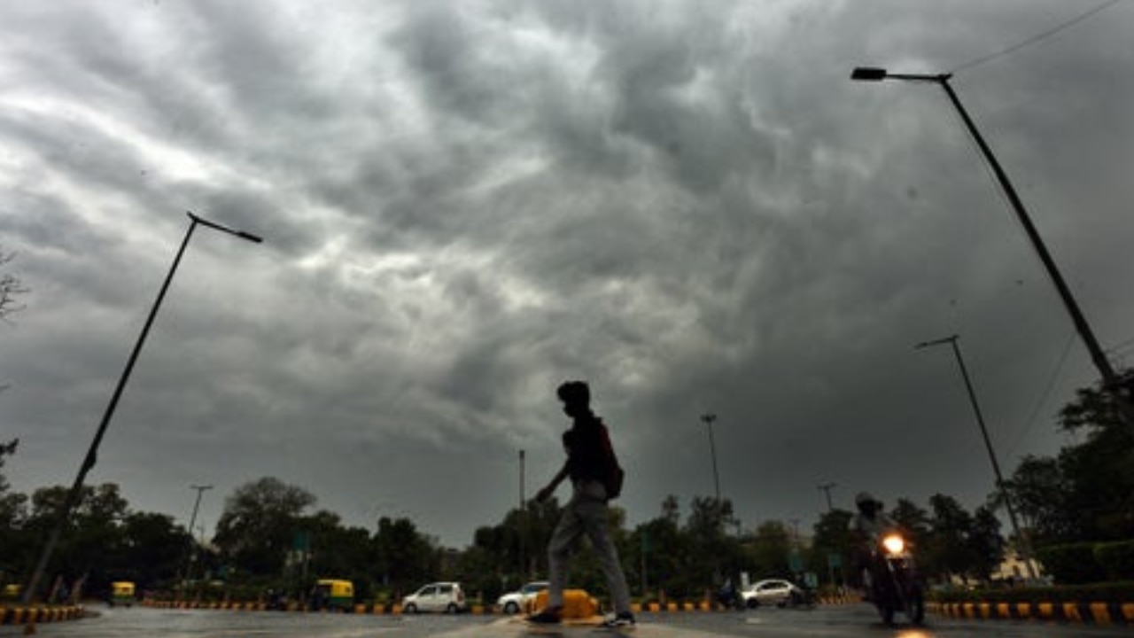 Weather Update Today: आज भी बरसेंगे बादल या मेहरबान होंगे सूर्यदेव, जानिए दिल्ली समेत इन राज्यों का मौसम