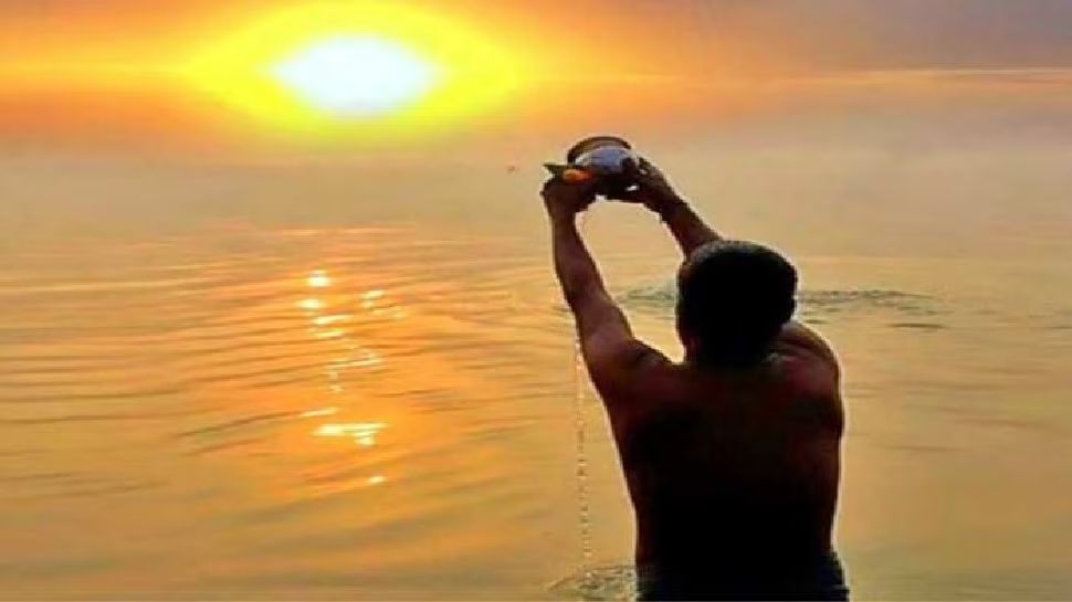 Surya Arghya: जानिए सूर्यदेव को अर्घ्य देने का सही तरीका और मंत्र, इन उपायों से बदल जाएगी किस्मत