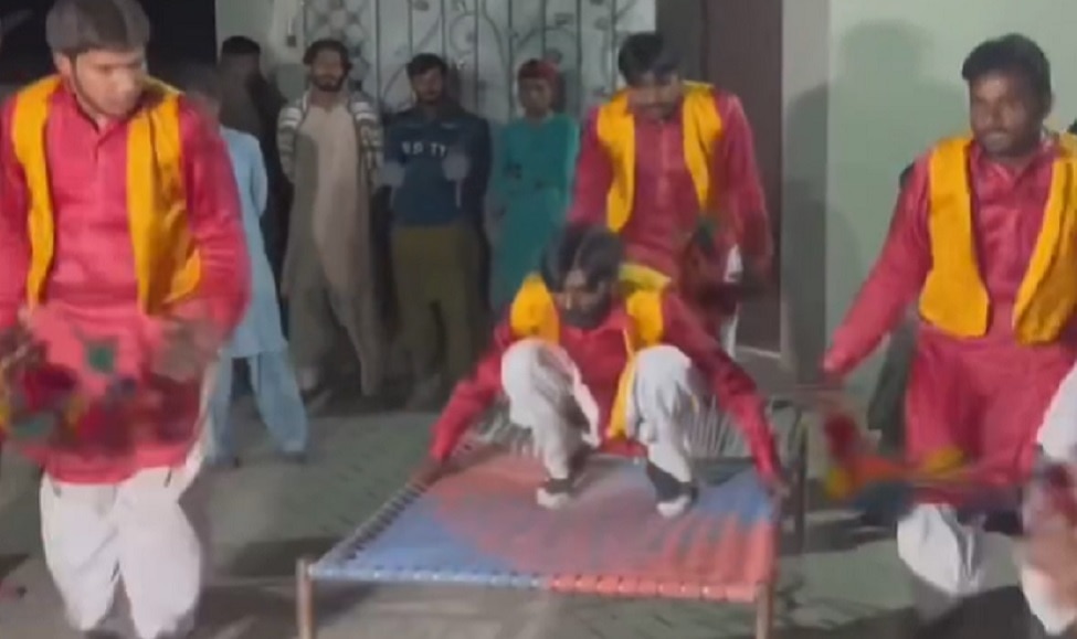 Viral Dance: अब मार्केट में 'खटिया डांस' आ गया, देख लीजिए..अपनी हंसी नहीं रोक पाएंगे आप!