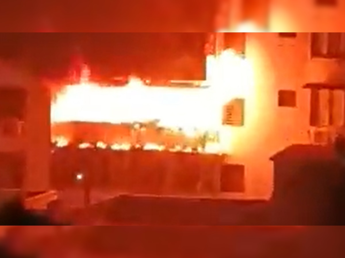 Dhanbad Fire: धनबाद के आशीर्वाद टावर में लगी भीषण आग, अभी तक 3 लोगों की मौत
