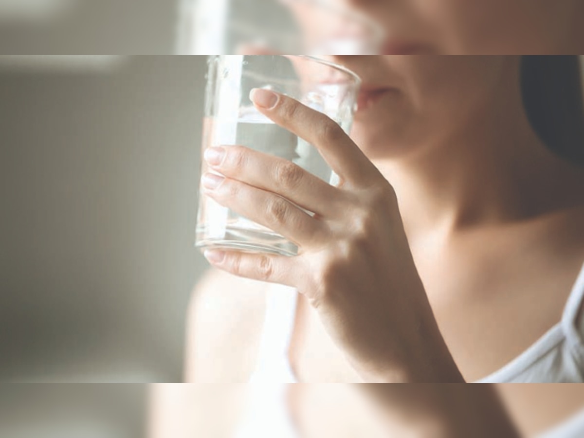 Health Tips: इन चीजों को खाने के बाद भूलकर भी न पीएं पानी, पड़ सकते हैं लेने के देने 