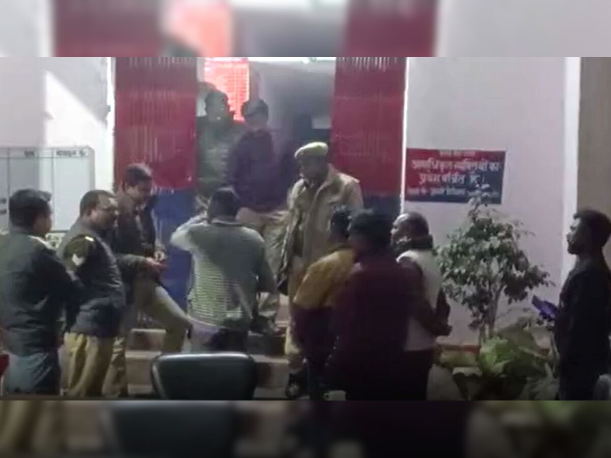 Kaushambi News: बीजेपी ने बेटों के साथ मिलकर किया पुलिस पर हमला, सिपाही घायल