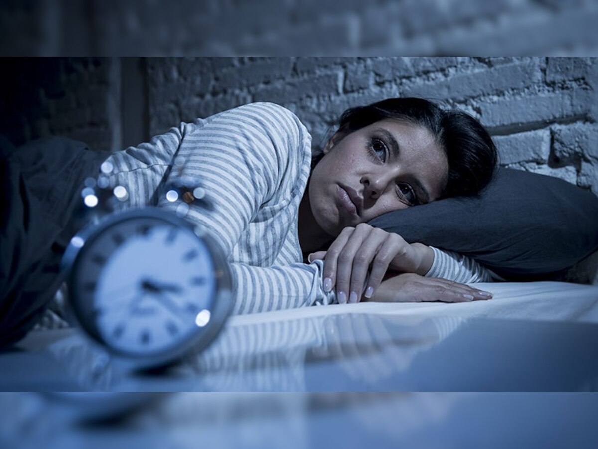 नींद न आने की समस्या से खराब हो सकती है आपकी मेंटल हेल्थ! रात में जल्दी सोने के लिए अपनाएं ये 3 उपाय
