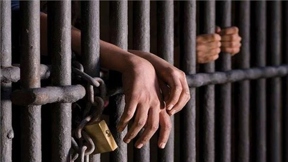 सोशल मीडिया पर भी इस हत्या की काफी चर्चाएं हो रही