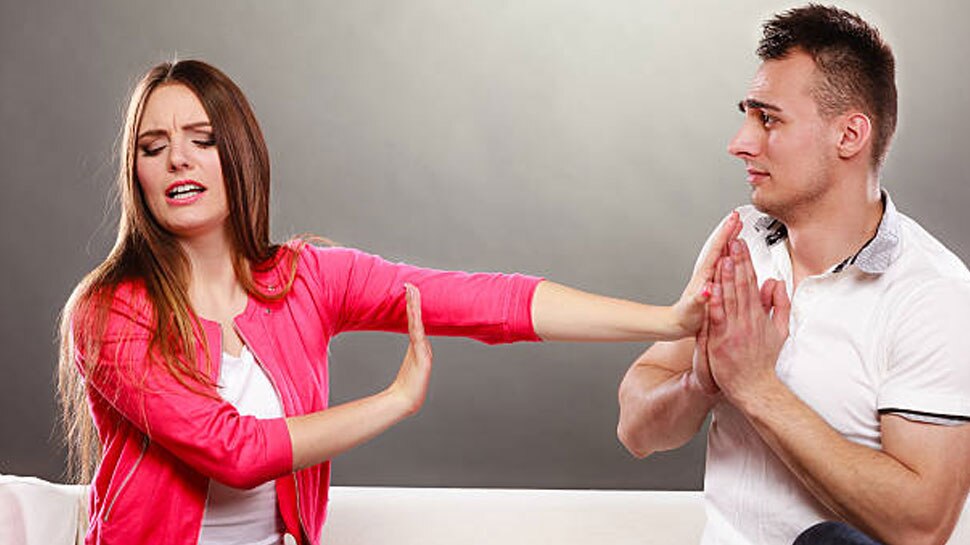 Wedding Anniversary पर वाइफ को विश करना भूल गए? इस तरह रूठी हुई पत्नी को मना सकते हैं आप