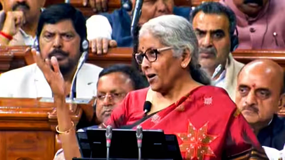 बजट के दौरान बड़ी गलती कर बैठी निर्मला सीतारमण, विपक्षी सांसद ने दिलाया याद बजट के दौरान बड़ी गलती कर बैठी निर्मला सीतारमण, विपक्षी सांसद ने दिलाया याद