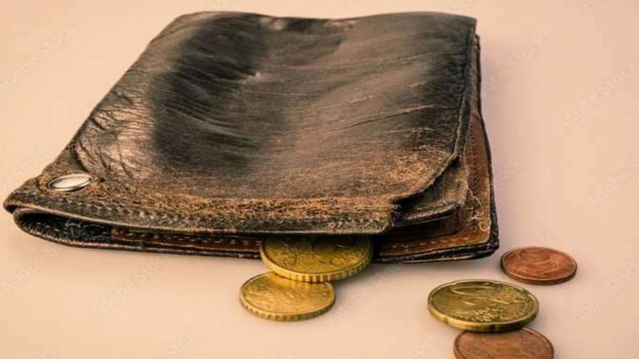 Vastu Shastra: कंंगाली का मुंह देखने को मजबूर कर देती हैं ये 8 आदतें, वक्त रहते हो जाएं सावधान