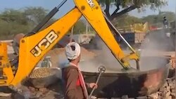 सनातन धर्म महा समागम में पहुंचीं JCB, फिर जो हुआ उसे देख हर कोई रह जाएगा दंग