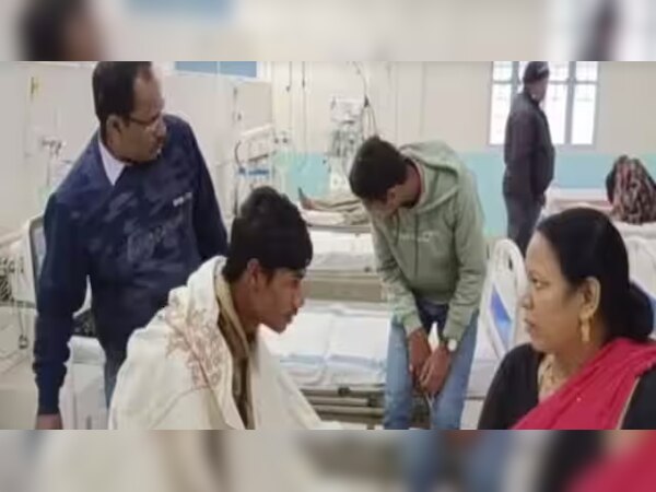 500 लड़कियों में खुद को अकेला देख होश खो बैठा छात्र, आ गया बुखार