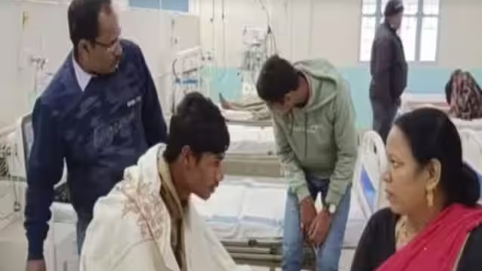 500 लड़कियों में खुद को अकेला देख होश खो बैठा छात्र, आ गया बुखार 500 लड़कियों में खुद को अकेला देख होश खो बैठा छात्र, आ गया बुखार