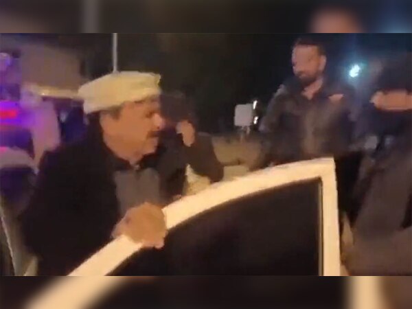 ओ चल हट परे, नहीं बैठता जा... कहते हुए पूर्व गृह मंत्री ने गिरफ्तार करने आए पुलिसकर्मी दिया धक्का