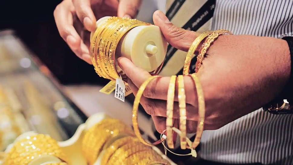 Gold Price: सोना हर दिन हो रहा महंगा, अब 59000 के करीब पहुंचा भाव, चांदी भी 1500 रुपये हुई महंगी