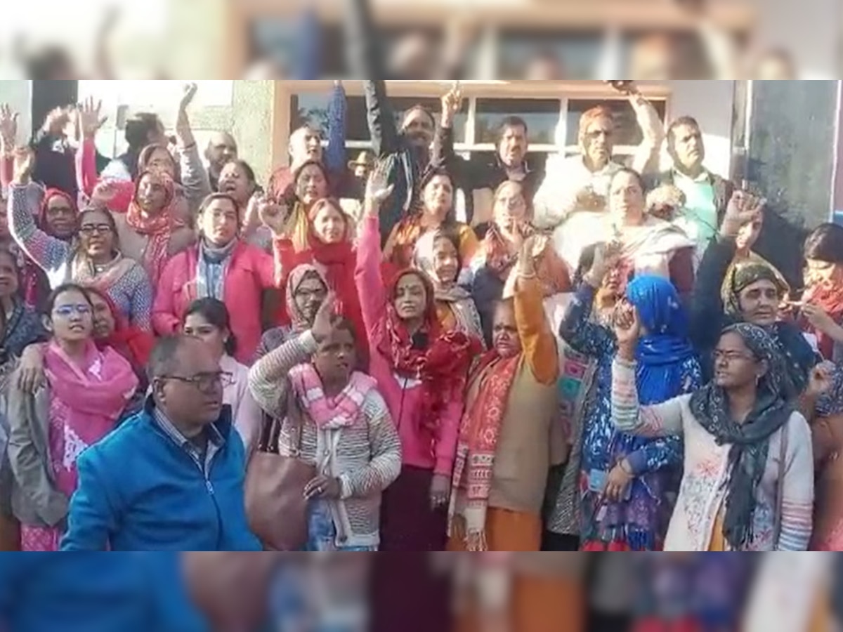 आक्रोश: सुजानगढ़ में छात्र के सुसाइड मामले में कर्मचारियों ने SDM ऑफिस पर दिया धरना