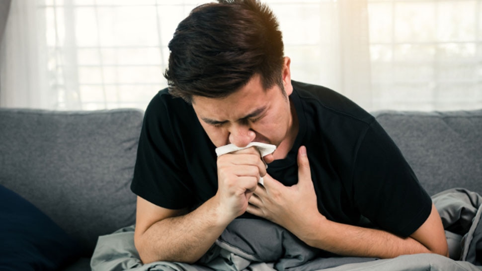 Cough Remedies: सर्दियों में खांसते-खांसते हो चुके हैं परेशान? आज ही आजमा लें ये 5 घरेलू नुस्खे, जल्द मिल जाएगी तकलीफ से राहत