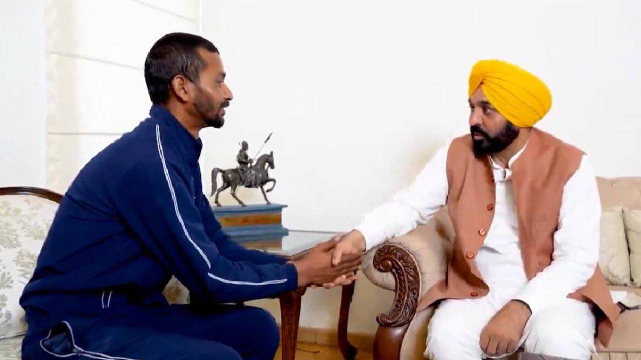 Bhagwant Mann helps Hockey Player: मजदूरी करने को मजबूर पूर्व हॉकी खिलाड़ी, अब मदद के लिये आगे आये पंजाब के सीएम