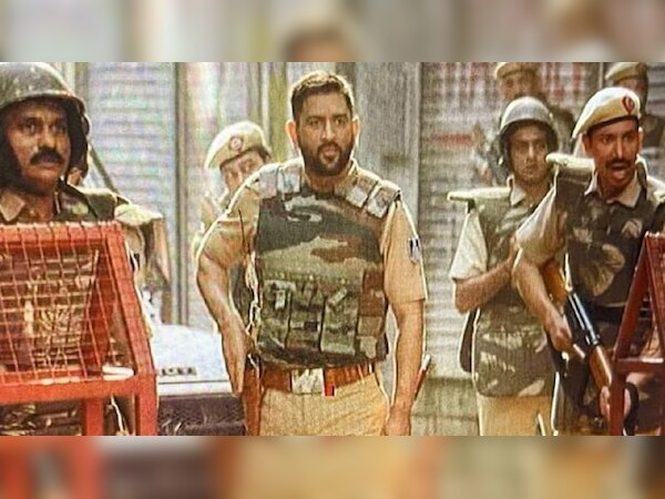 पुलिस की वर्दी पहन MS Dhoni ने फैंस को चौंकाया, जानें क्या है पूरा मामला