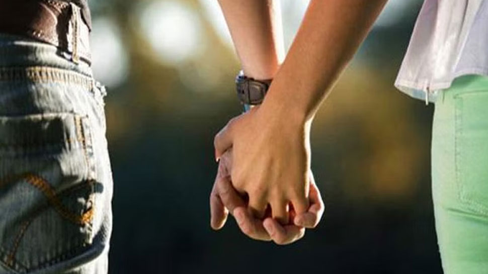 Discovery Of Kissing: दुनिया में पहली बार कब पब्लिक में देखने को मिली KISS? रोचक है डिस्‍कवरी