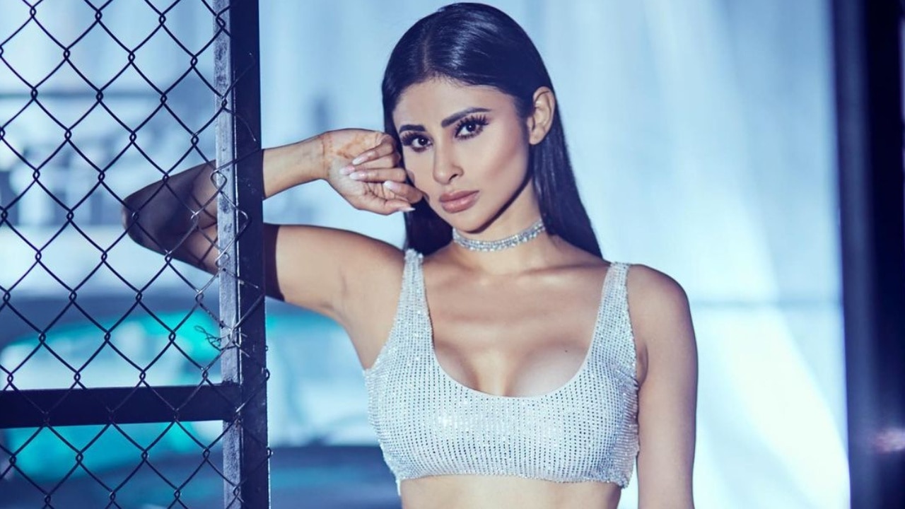 Mouni Roy Hot Video: मौनी रॉय ने ब्रालेट लुक में बढ़ाया इंटरनेट का पारा, शेयर किया फोटोशूट का हॉट वीडियो