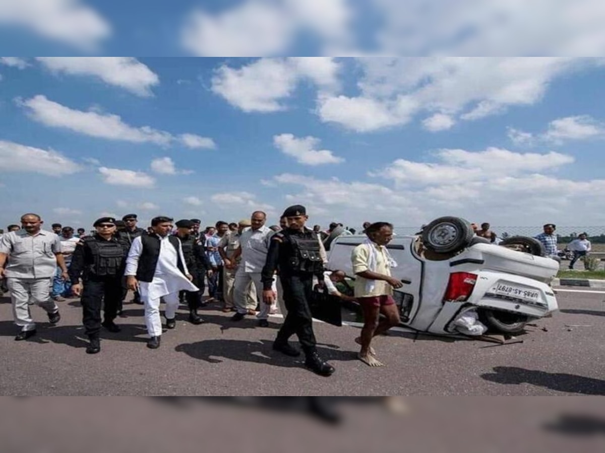 Akhilesh Yadavs Convoy Accident: ଯାତ୍ରାବେଳେ ଦୁର୍ଘଟଣାଗ୍ରସ୍ତ ହେଲା ଅଖିଳେଶ ଯାଦବଙ୍କ କନଭୟ, ପରସ୍ପର ସହ ପିଟାପିଟି ହେଲେ ୪ ଗାଡି 