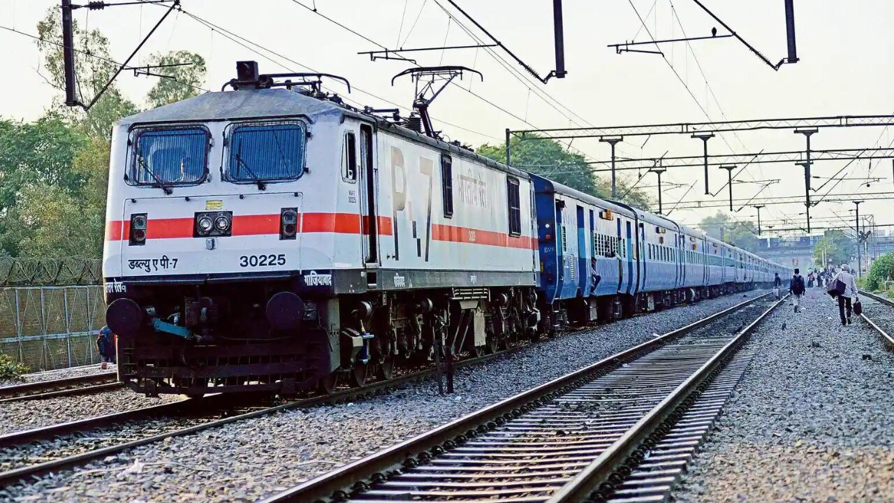 Indian Railway: रेलवे एक मिनट में कितने ट्रेन टिकट जारी करता है, क्या ये दिलचस्प बात जानते हैं आप?