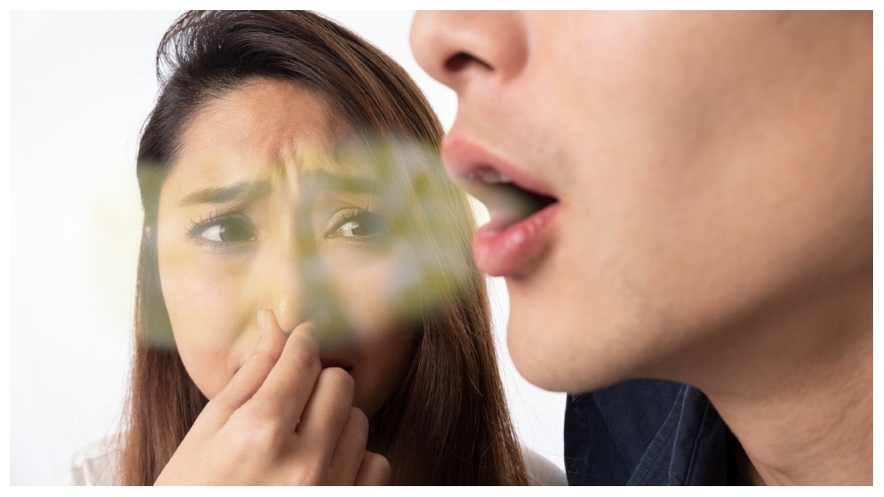 Bad Breath: ब्रश करने के बाद भी आती है मुंह से बदबू? इन तरीकों से मिलेगा छुटकारा