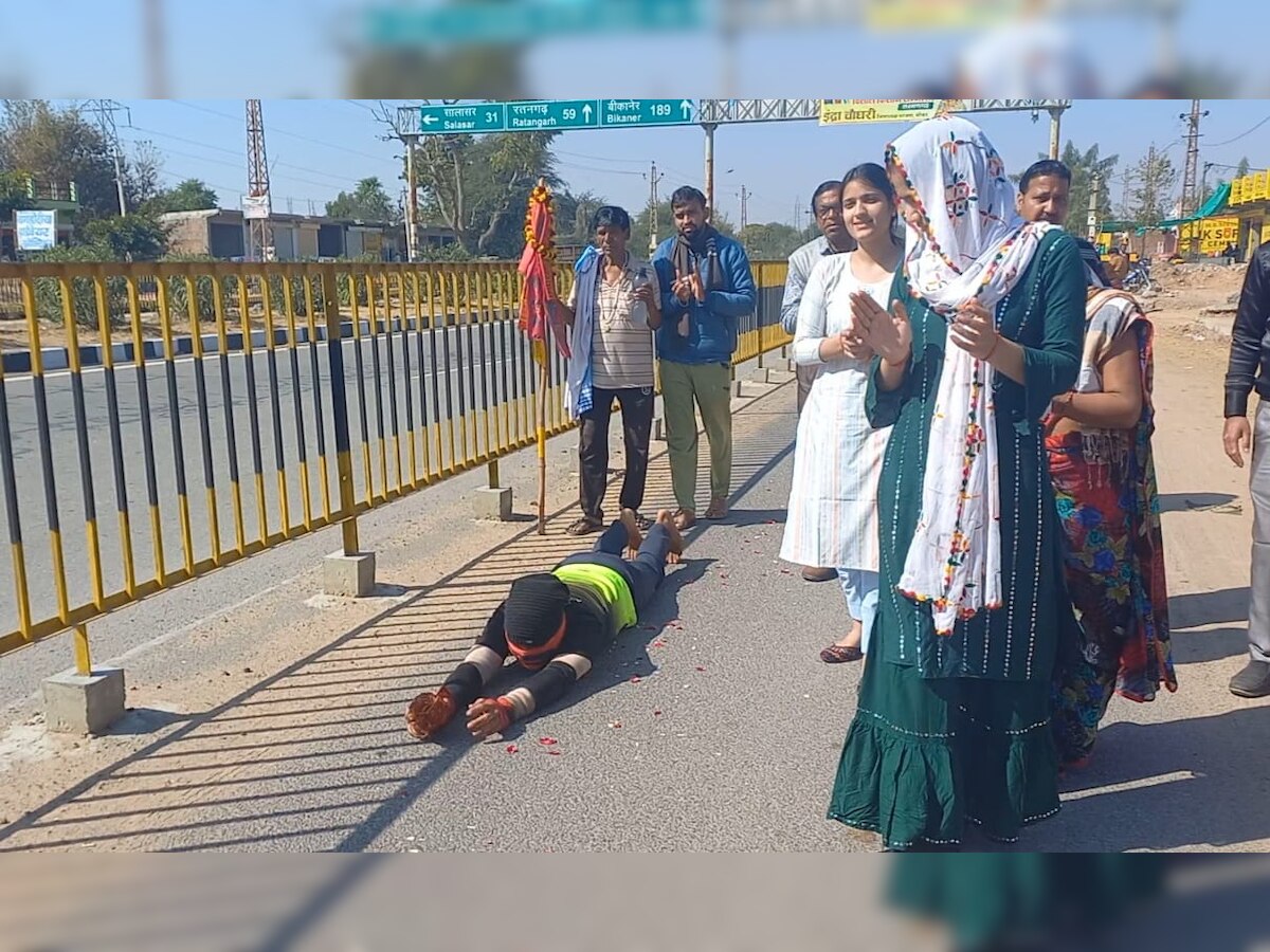 Sardarshahar: खाटू श्याम के दर्शन के लिए दंडवत करते हुए पहुंचा रविराज सोनी, यात्रा का हुआ भव्य स्वागत