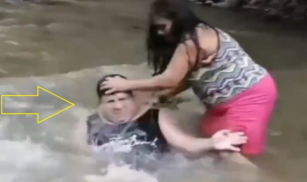 Viral Video: नशा छुड़ाने का उपाय...पत्नी ने नशेड़ी पति को पांच बार पानी में डुबोया, और फिर...