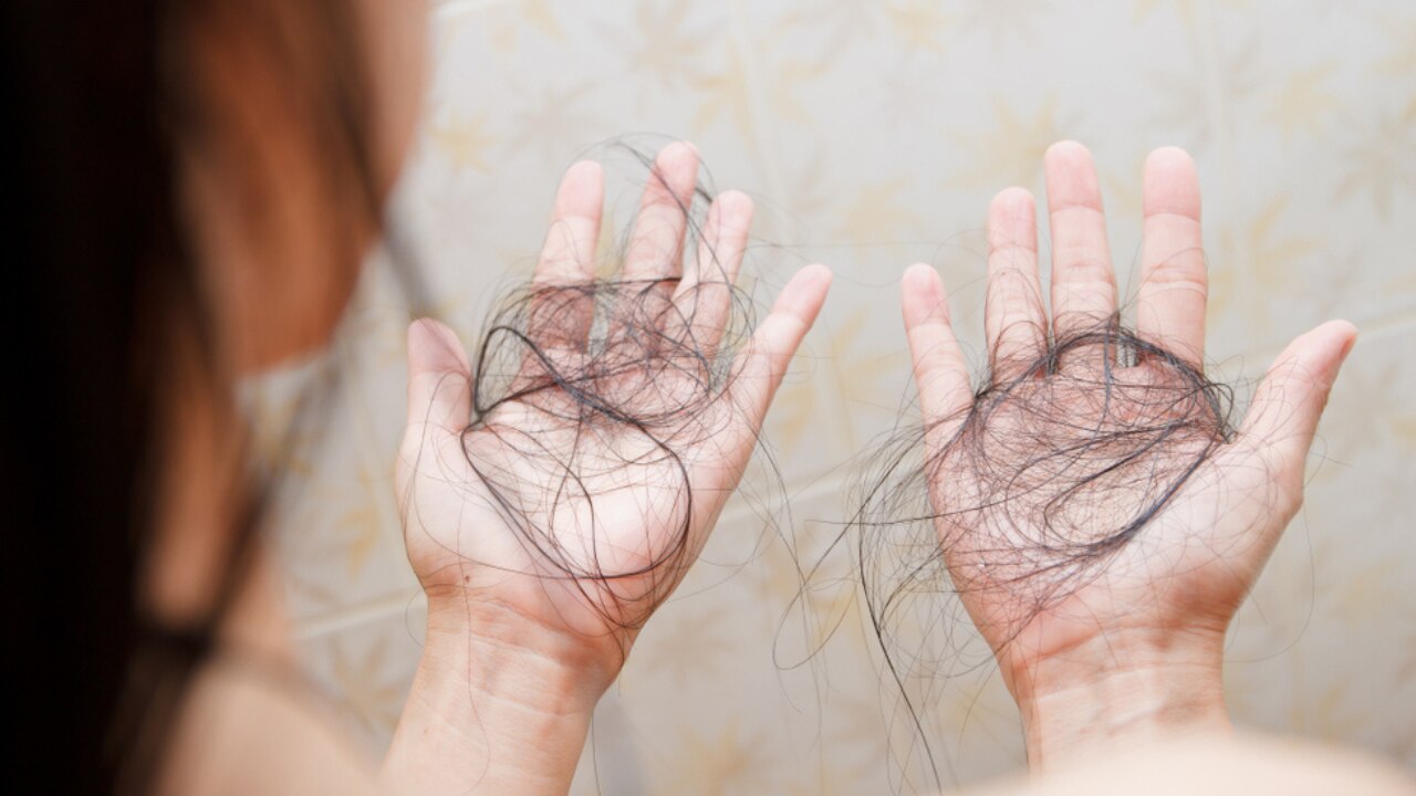 Hair Fall: प्याज के रस से भी नहीं रुक रहा बालों का झड़ना तो परेशान होने की जगह ये घरेलू उपाय कीजिए; फिर देखिए कमाल