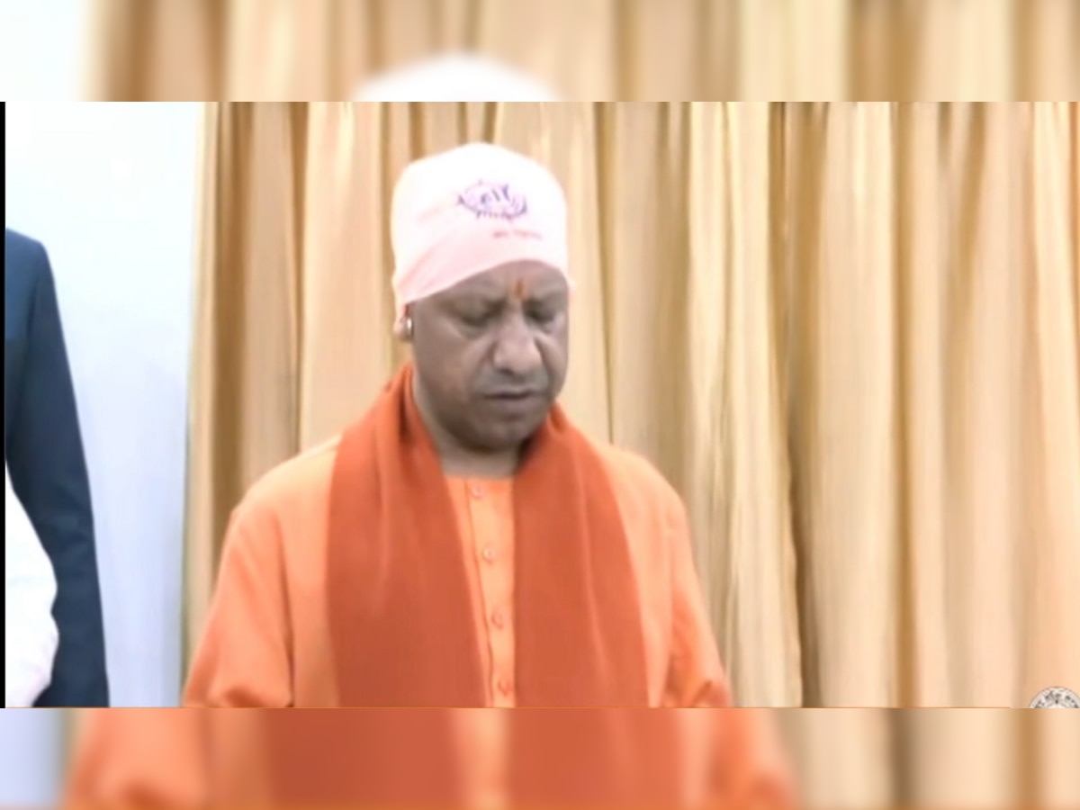 CM Yogi Varanasi Visit: सीएम योगी ने टेका संत रविदास मंदिर में मत्था, सेवादारों ने बांधा रुमाल, पढ़ा पीएम मोदी का संदेश