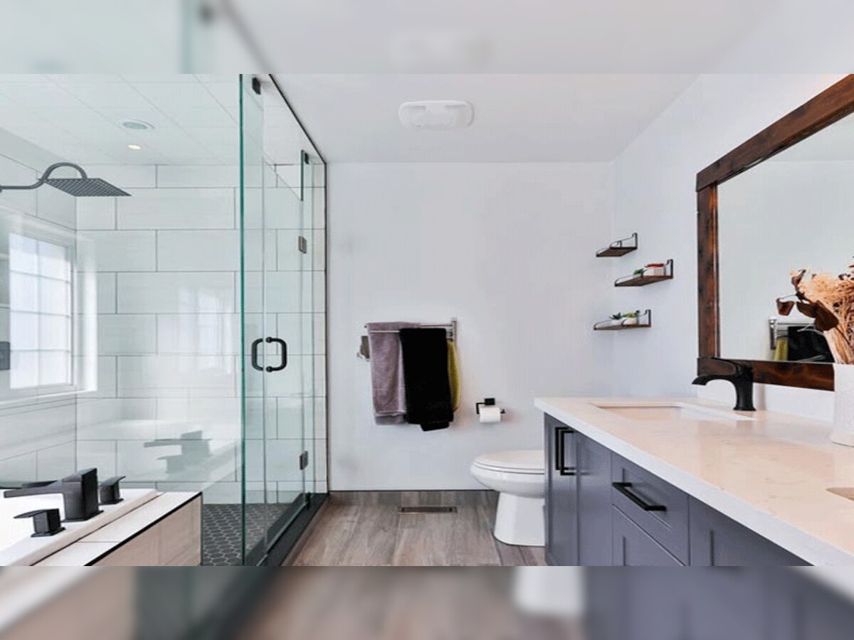 Vastu Tips : अटैच बाथरूम करते हैं इस्तेमाल तो रखें ध्यान, वरना हो जाएंगे कंगाल