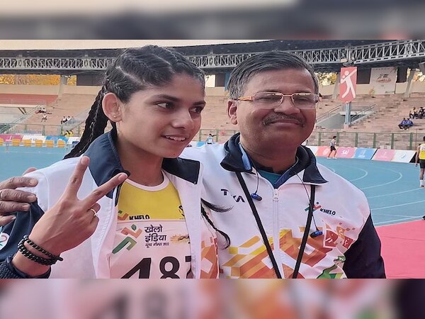 बुशरा खान अपने कोच एस के प्रसाद के साथ 