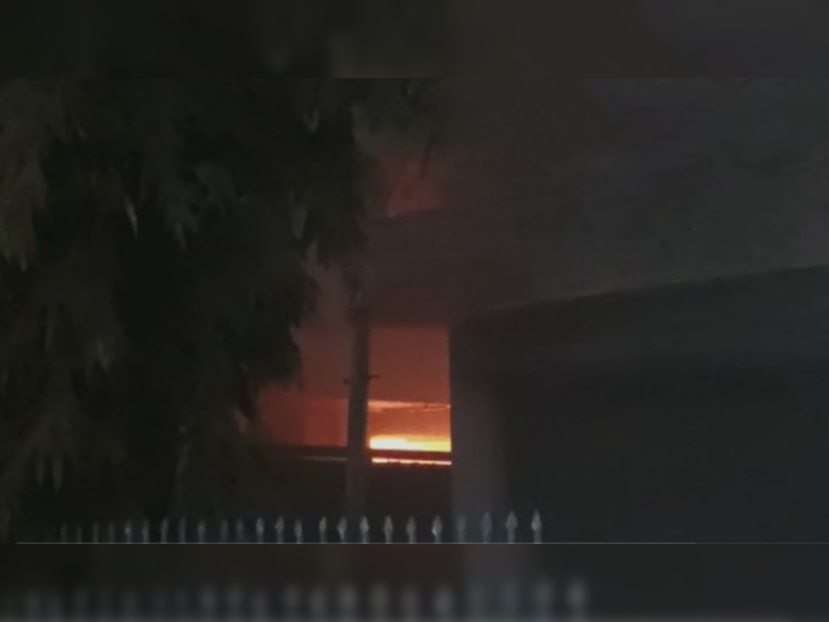 Fire in Noida: नोएडा के सेक्टर-4 के कोचिंग सेंटर में लगी आग, मचा हड़कंप; चीख-पुकार