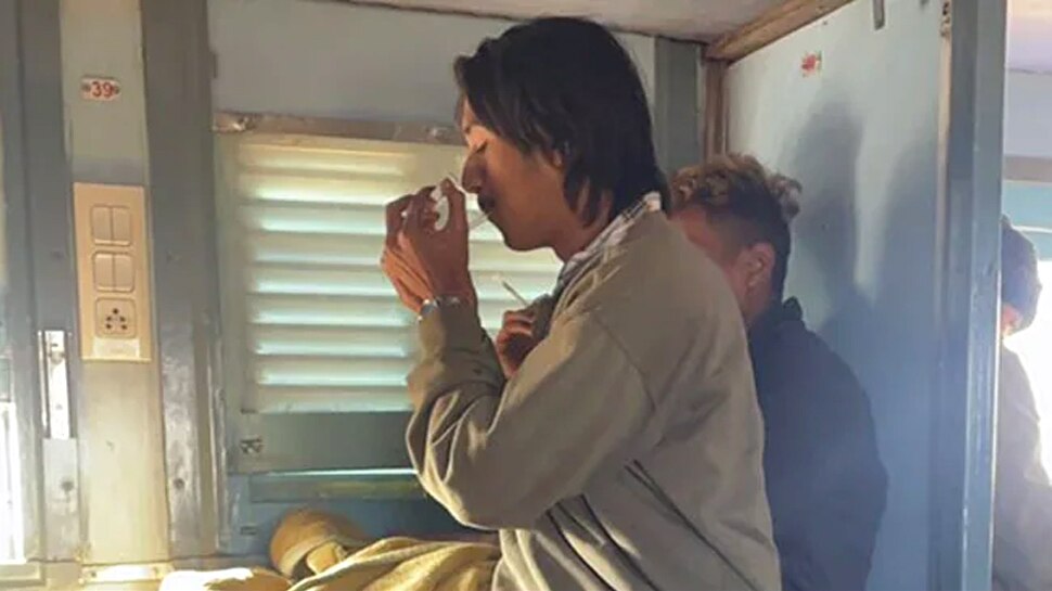 Smoking in Train: थैंक्यू इंडियन रेलवे! ट्रेन में लगा रहे थे सिगरेट का कश, एक ट्वीट से निकल गई सारी अकड़