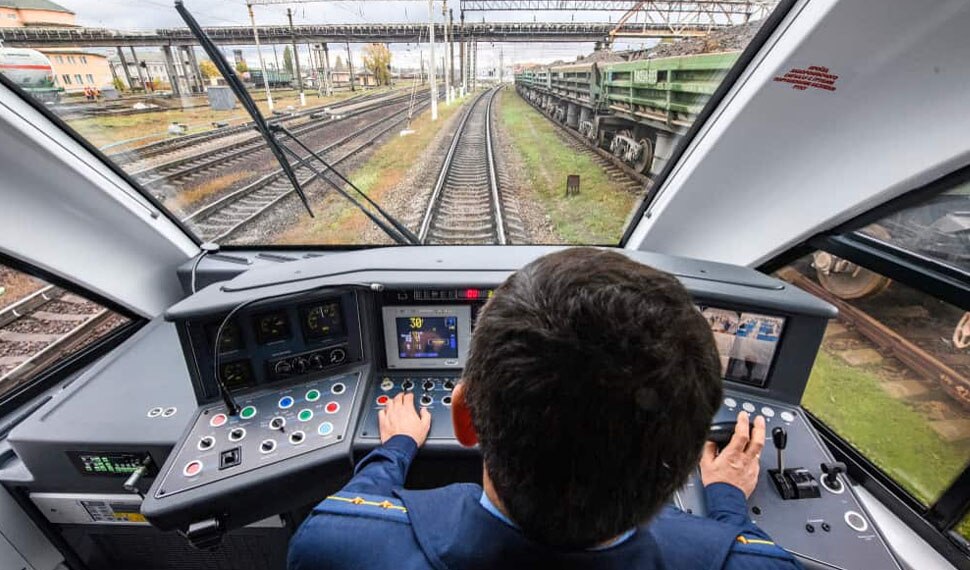 Indian Railways: चलती ट्रेन में अगर सो जाएं दोनों ड्राइवर तो क्या होगा? कभी सोचा है आपने, सैकड़ों यात्रियों की सुरक्षा का है सवाल