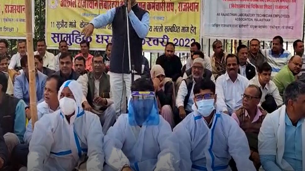 Lab technician union picket in Jaipur warning of boycott by wearing PPE