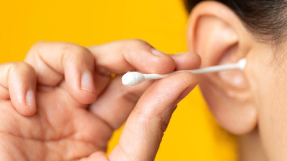 Earwax Removing: इस तरह कान की सफाई करना खतरनाक, बहरेपन का होता है रिस्क