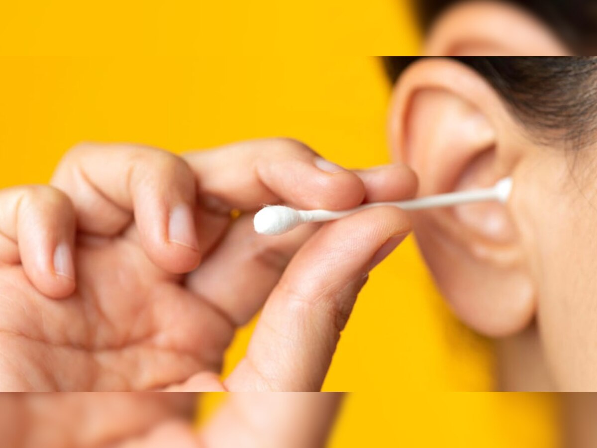 Earwax Removing: इस तरह कान की सफाई करना खतरनाक, बहरेपन का होता है रिस्क