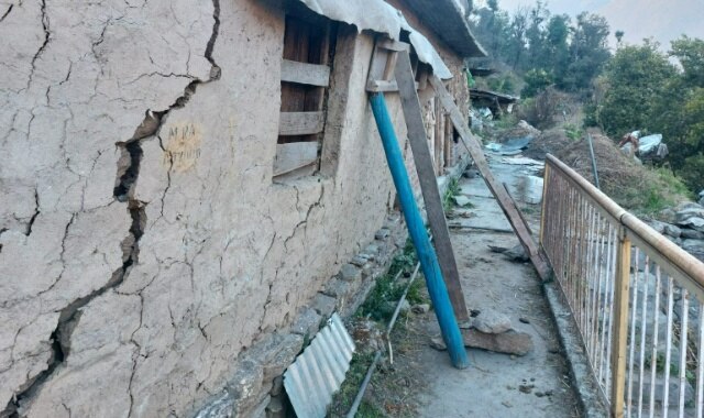 Joshimath: टूटे हुए घर और दरारें देखने को मजबूर लोग, स्थायी पुनर्वास का कर रहे इंतजार 