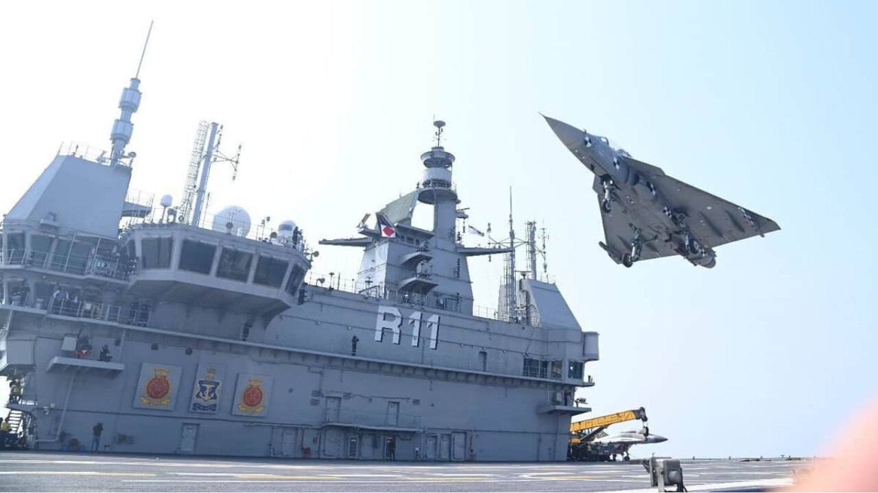 Indian Navy ने रच दिया इतिहास, आईएनएस विक्रांत पर LCA लड़ाकू विमान की सफल लैंडिंग