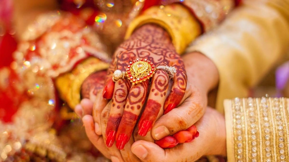 Viral News: 65 साल के बुजुर्ग ने रचाई 24 साल की लड़की से शादी, बारात में जमकर किया डांस