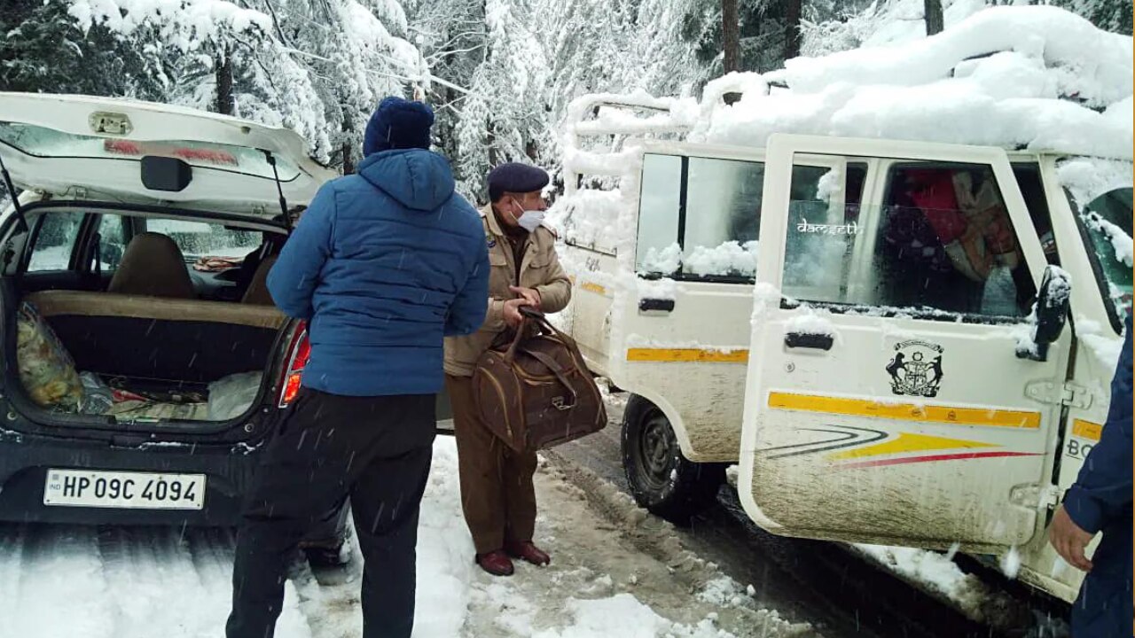 Snowfall in Himachal: पहाड़ों पर भारी बर्फबारी, शिमला-चंबा सहित पूरे प्रदेश में 150 सड़कें बंद