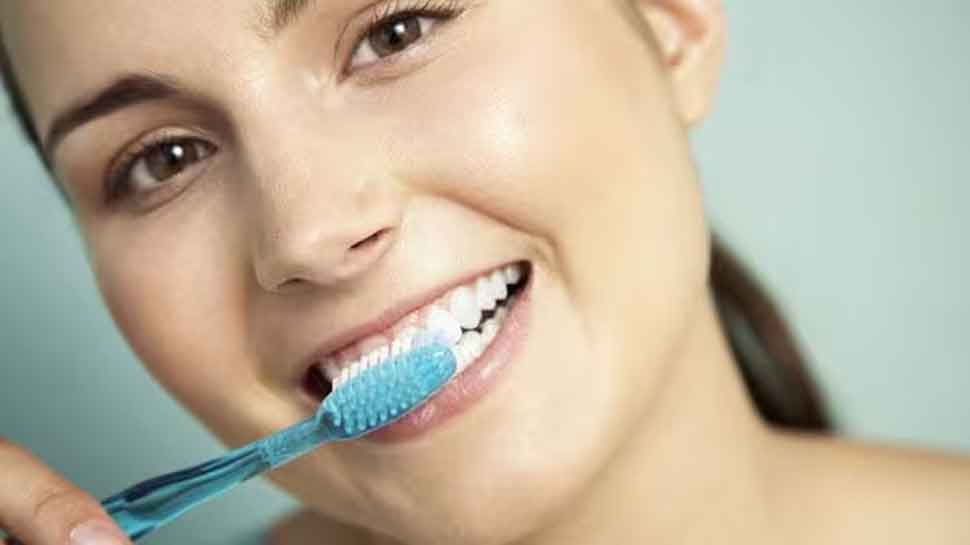 क्या आपने दांतों की सफाई के लिए चुना है सही टूथब्रश? ये टिप्स आपके आएंगे काम 