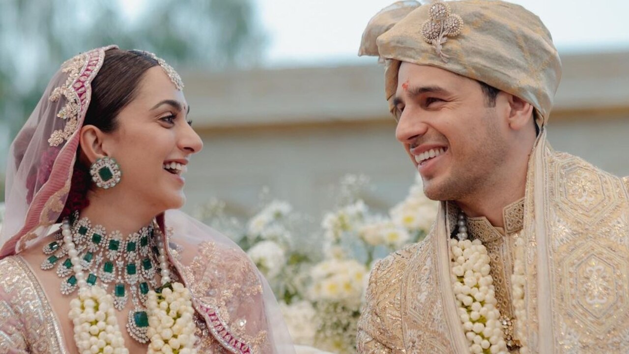 Kiara Advani Sidharth Malhotra Wedding Photos see Here | Kiara Advani- Sidharth Malhotra Wedding Photo: सिद्धार्थ और कियारा की शादी की पहली फोटोज  आईं सामने, एक-दूजे में खोए आए नजर | Hindi News,