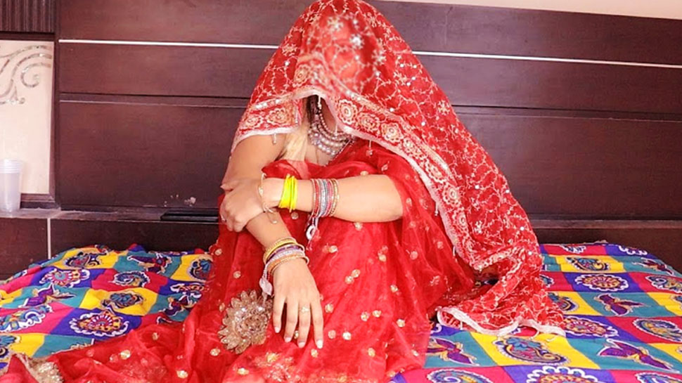 दूल्हे के घर में रिश्तेदारों का जमावड़ा लगा था