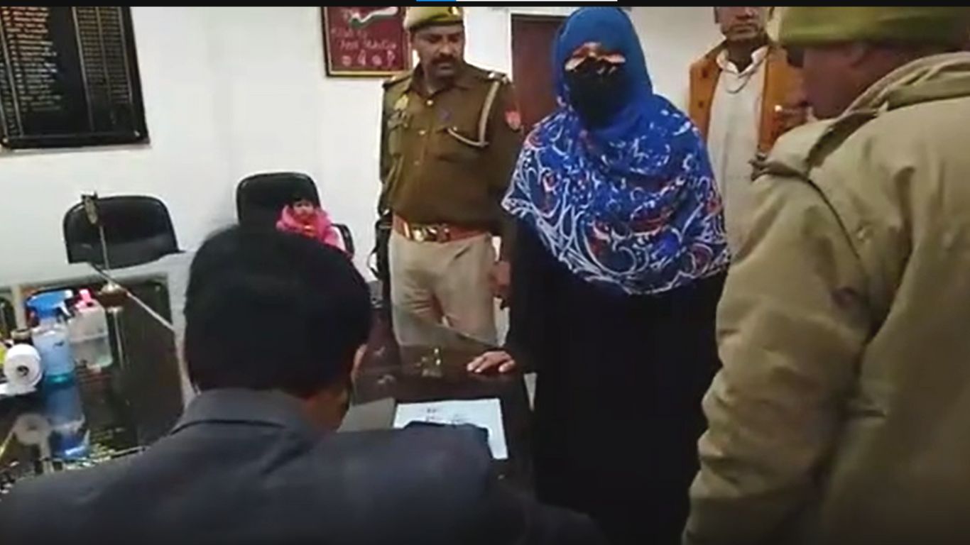 triple talaq farrukhabad Husband putting pressure wife Halala with fathar victim came in front of DM vehicle | Farrukhabad: पति ने ट्रिपल तलाक देकर पत्नी पर बनाया पिता संग हलाला का दबाव,