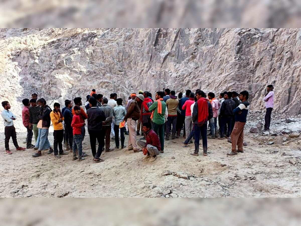 Mahoba News: पत्थर खदान में होल करने के दौरान चट्टान गिरने से दो मजदूरों की दर्दनाक मौत, DM ने दिए जांच के आदेश