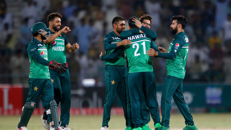 IND vs AUS: भारत-ऑस्ट्रेलिया सीरीज से एक दिन पहले अब इस खिलाड़ी ने अचानक संन्यास लेकर मचाया तहलका, फैंस को दिया जोर का झटका