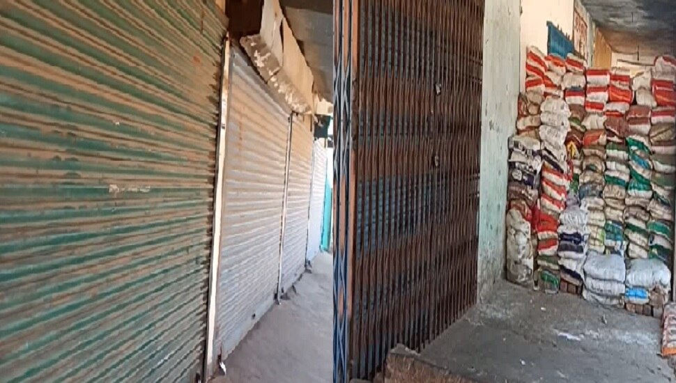 Jharkhand News : राज्य सरकार के कृषि बिल को लेकर खूंटी की दुकानें बंद, बिल वापसी की मांग कर रहे दुकानदार