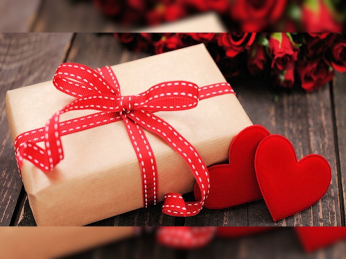 Valentine Day 2023 Gift Mistakes: रिश्ते में आ जाएगी कड़वाहट, पार्टनर को गलती से भी न दें ये गिफ्ट्स  