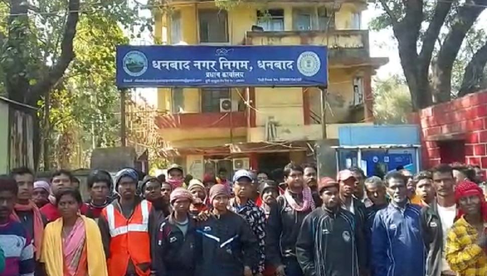 नगर निगम कार्यालय में कर्मियों के बीच हंगामे के बाद क्षेत्र में सफाई कार्य ठप, जानें किस मांग पर अड़े कर्मी